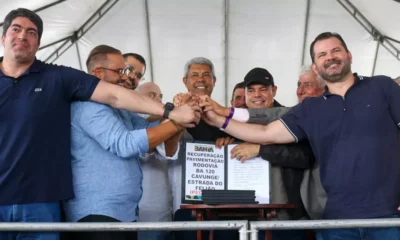 Durante a entrega de um pacote de obras em Ipecaetá, neste domingo (17), o deputado estadual Ângelo Coronel Filho e o federal,