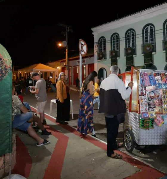 respira e vive literatura, durante a abertura oficial, nesta quinta-feira (14), da 8ª Edição da Feira Literária - a Fligê.