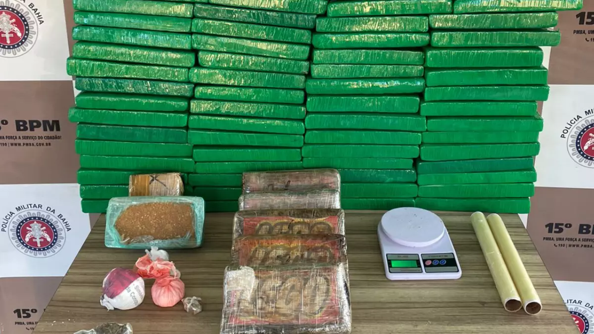 Policiais Militares do 15º BPM apreenderam mais de 80kg de drogas, na tarde de quinta-feira (7), no bairro Maria Pinheiro,