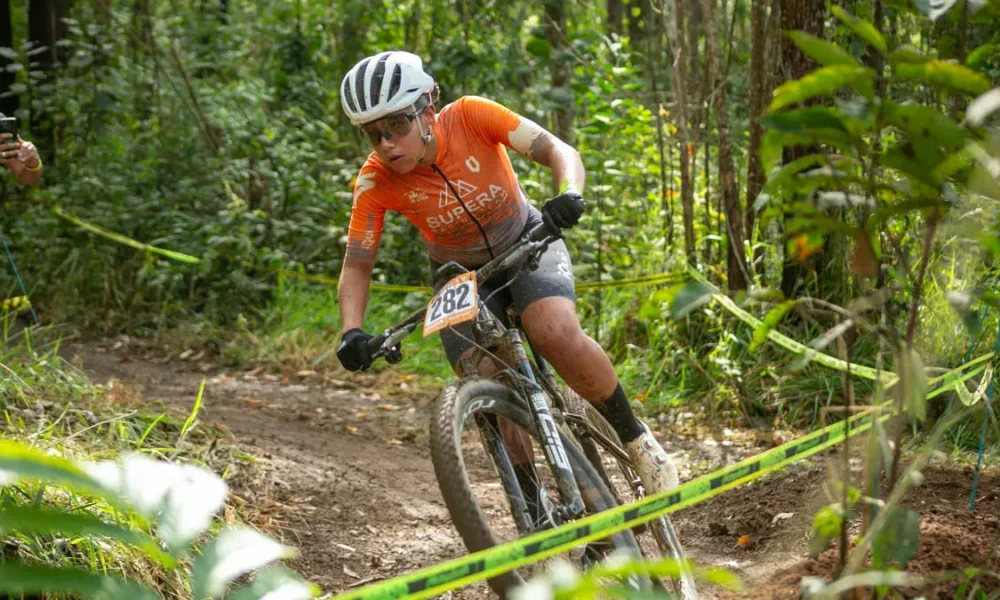 Quem vê o roteiro de viagem da ciclista Anna Vitória à Europa pode até pensar que se trata de um belo passeio de bicicleta,