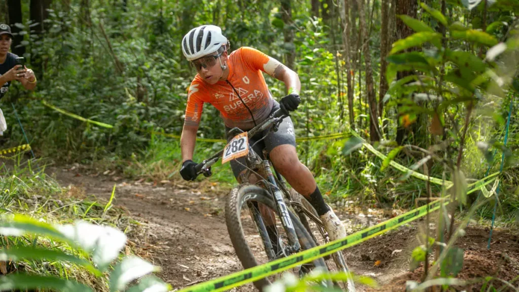 Quem vê o roteiro de viagem da ciclista Anna Vitória à Europa pode até pensar que se trata de um belo passeio de bicicleta,