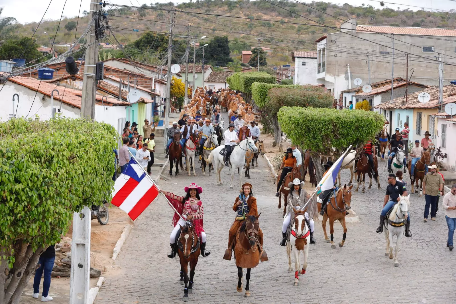 Neste domingo (24), durante visita ao município de Ibiquera, na Chapada Diamantina, o governador Jerônimo Rodrigues entregou