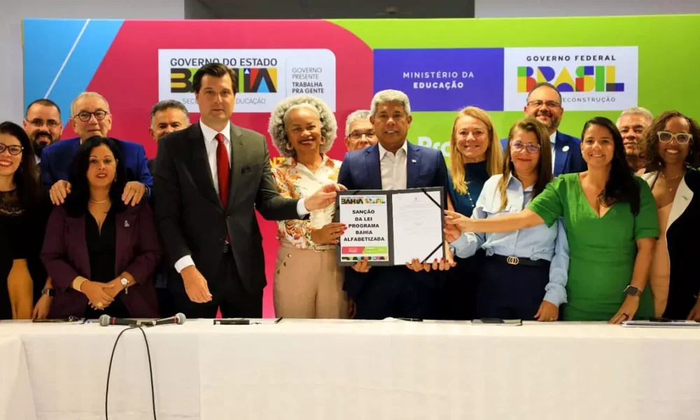 O Governo da Bahia sancionou, na manhã desta quinta-feira (7), a Lei nº 25.668/2025, que estabelece o Programa Bahia Alfabetizada.