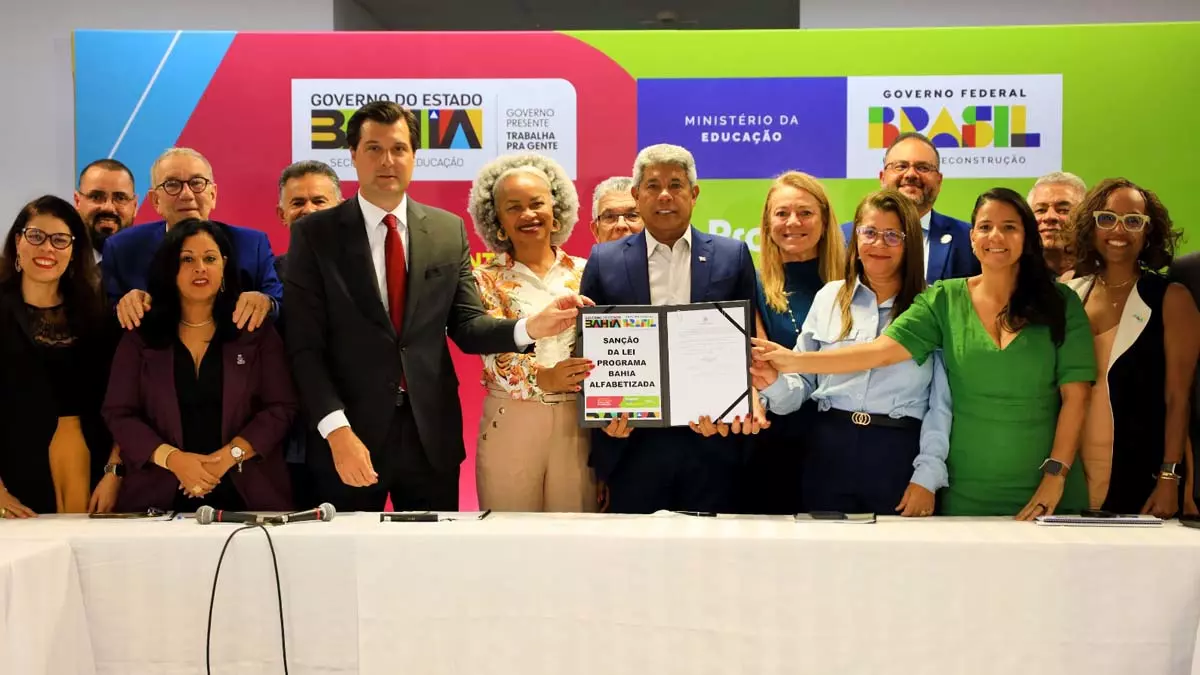 O Governo da Bahia sancionou, na manhã desta quinta-feira (7), a Lei nº 25.668/2025, que estabelece o Programa Bahia Alfabetizada.