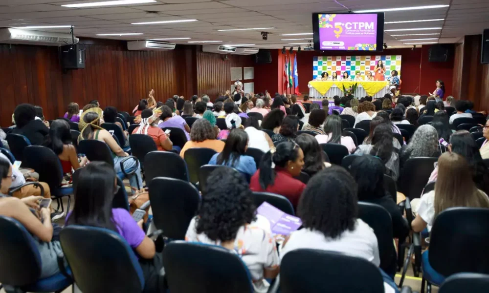Representantes de órgãos públicos, movimentos de mulheres, coletivos feministas e integrantes da sociedade civil de Salvador