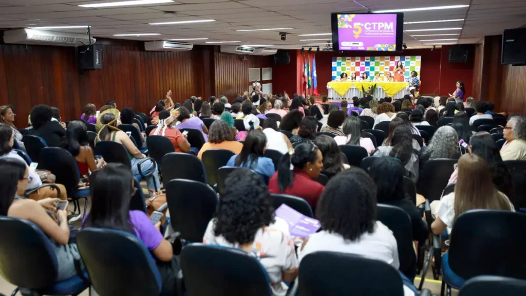 Representantes de órgãos públicos, movimentos de mulheres, coletivos feministas e integrantes da sociedade civil de Salvador