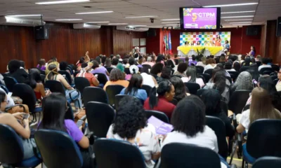 Representantes de órgãos públicos, movimentos de mulheres, coletivos feministas e integrantes da sociedade civil de Salvador