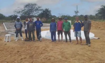 A construção de cisternas é uma das principais ações para garantir o acesso à água nas comunidades rurais da Bahia. Além de implantar