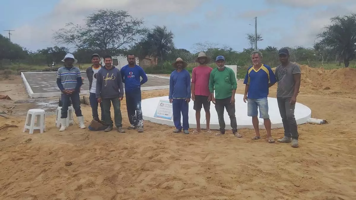A construção de cisternas é uma das principais ações para garantir o acesso à água nas comunidades rurais da Bahia. Além de implantar