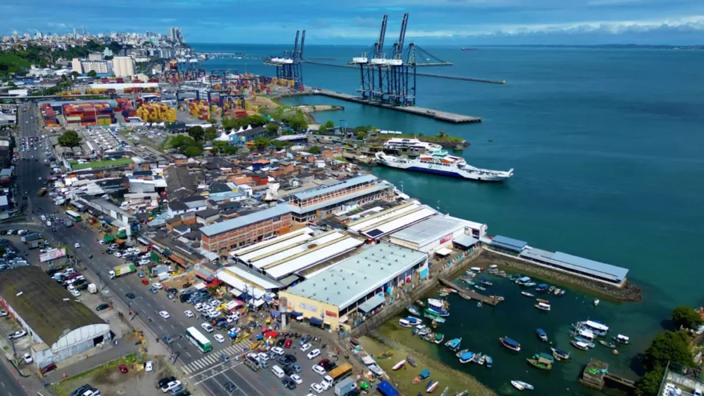 A Feira de São Joaquim, maior centro de abastecimento popular da Bahia e símbolo da cultura baiana, é referência no comércio de alimentos e