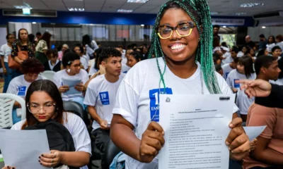 para o mercado de trabalho e receberam carta de encaminhamento para estágio durante a ação Agosto da Juventude SineBahia, nesta terça-