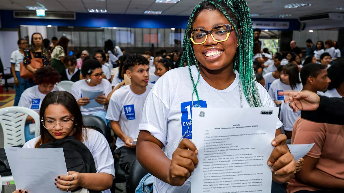 para o mercado de trabalho e receberam carta de encaminhamento para estágio durante a ação Agosto da Juventude SineBahia, nesta terça-