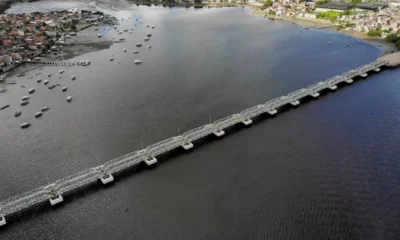 A histórica Ponte São João que liga os bairros do Lobato e Plataforma, no Subúrbio de Salvador, está passando