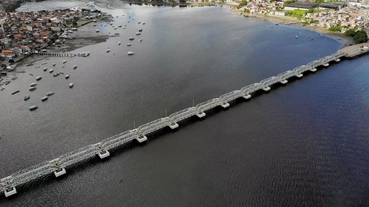 A histórica Ponte São João que liga os bairros do Lobato e Plataforma, no Subúrbio de Salvador, está passando