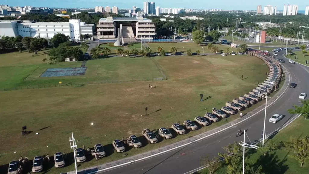assinaturas, ele entregou novas viaturas que vão atender a capital e interior. O investimento de R$ 25,6 milhões renova e amplia a frota