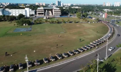 assinaturas, ele entregou novas viaturas que vão atender a capital e interior. O investimento de R$ 25,6 milhões renova e amplia a frota