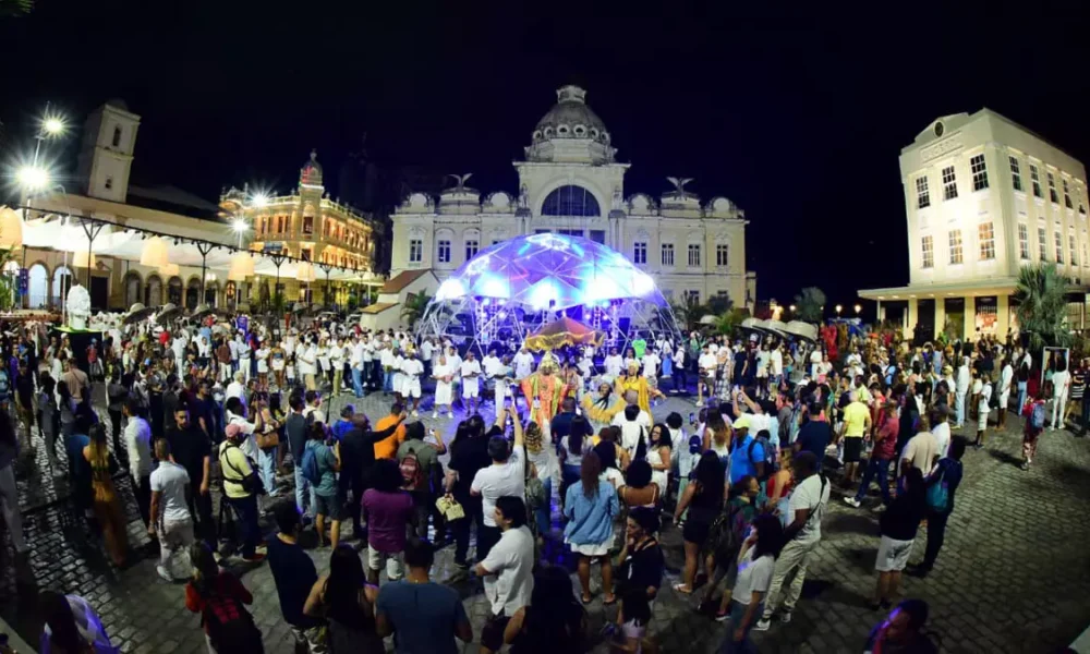 A segunda edição do Viver Salvador começou nesta sexta-feira (5) e o lançamento contou com um cortejo do Balé Folclórico