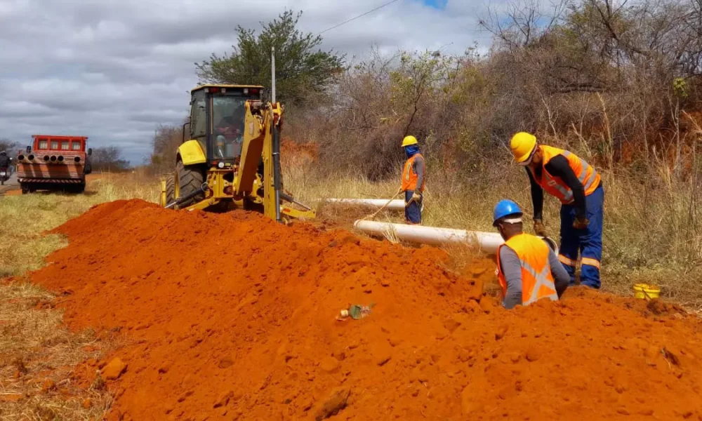 Iniciada há um mês pela Embasa, a obra de implantação de uma adutora de 14,2 quilômetros entre o Sistema Adutor do Algodão,