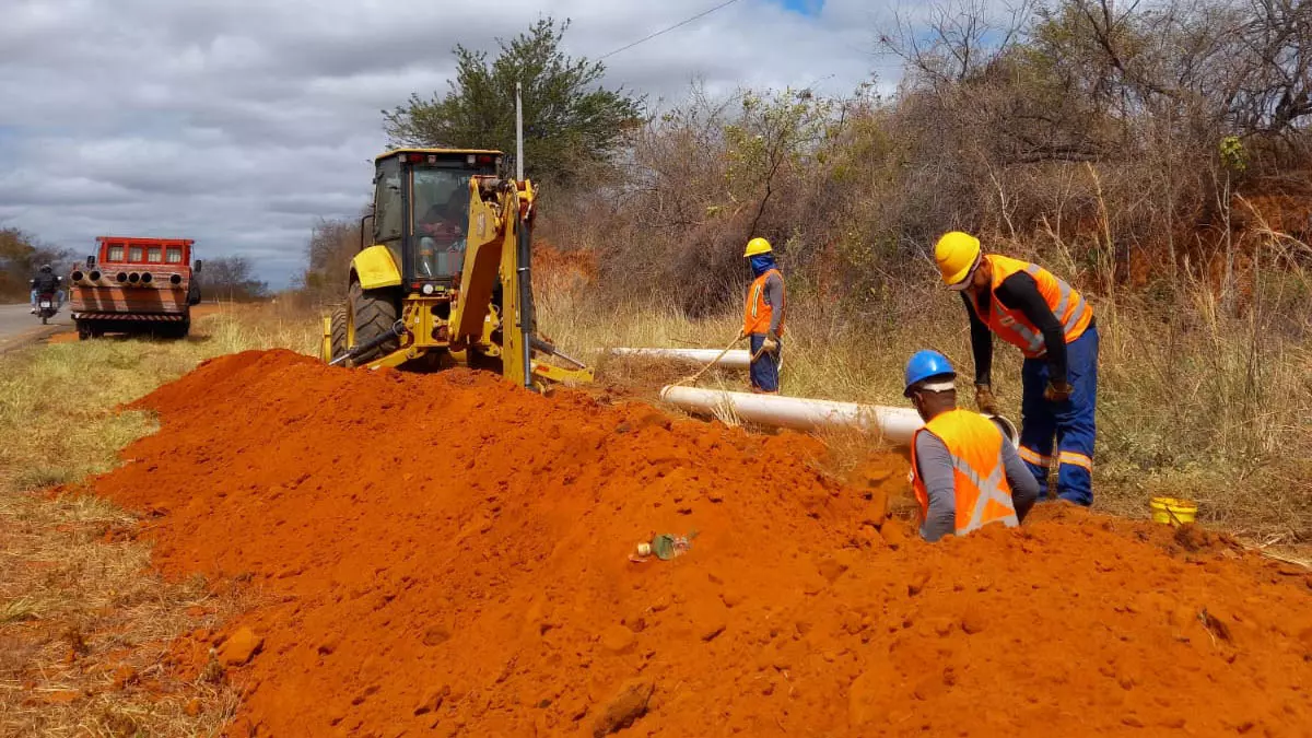 Iniciada há um mês pela Embasa, a obra de implantação de uma adutora de 14,2 quilômetros entre o Sistema Adutor do Algodão,