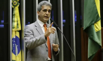 “Ele se acha o gestor, mas a sua passagem pela prefeitura de Salvador revelou que, na verdade, ACM Neto não passa de um maquiador”, observa o