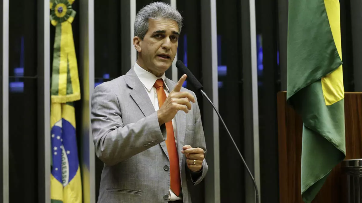 “Ele se acha o gestor, mas a sua passagem pela prefeitura de Salvador revelou que, na verdade, ACM Neto não passa de um maquiador”, observa o