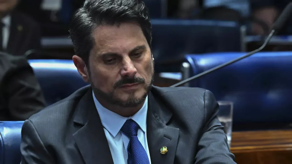 O Senado Federal oficializou, nesta quinta-feira (4), o afastamento do senador Marcos do Val (Podemos-ES) das atividades