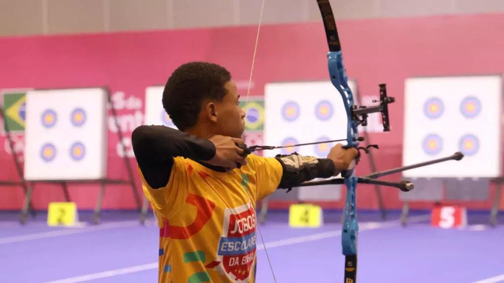 Possivelmente, deve ser Luan Assis, soteropolitano de 15 anos, em mais um de seus treinamentos preparatórios do tiro com arco.