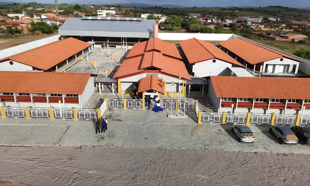 Na terra vermelha da zona rural de Barreiras, povoado de Pedro Alexandre, no seminário baiano, uma Escola Municipal de Tempo Integral,