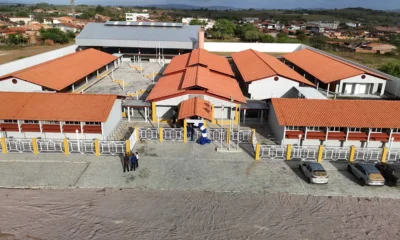 Na terra vermelha da zona rural de Barreiras, povoado de Pedro Alexandre, no seminário baiano, uma Escola Municipal de Tempo Integral,