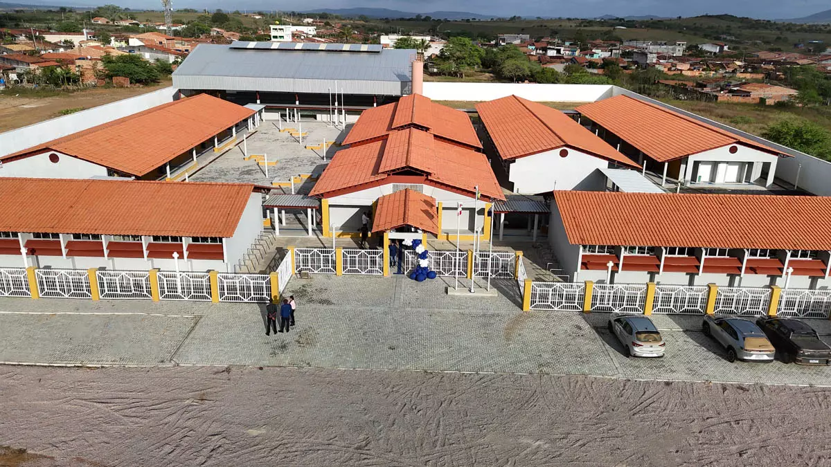 Na terra vermelha da zona rural de Barreiras, povoado de Pedro Alexandre, no seminário baiano, uma Escola Municipal de Tempo Integral,