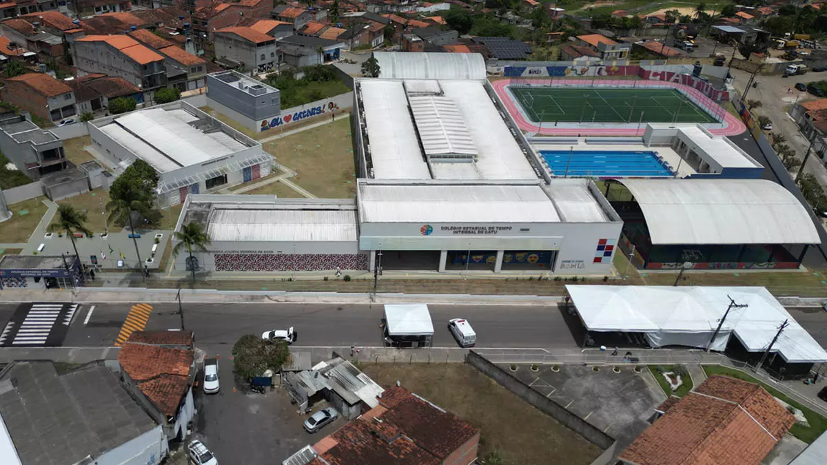 Jerônimo Rodrigues inaugurou, nesta quinta-feira (25), a nova sede do Colégio Estadual de Tempo Integral de Catu. O chefe do Executivo