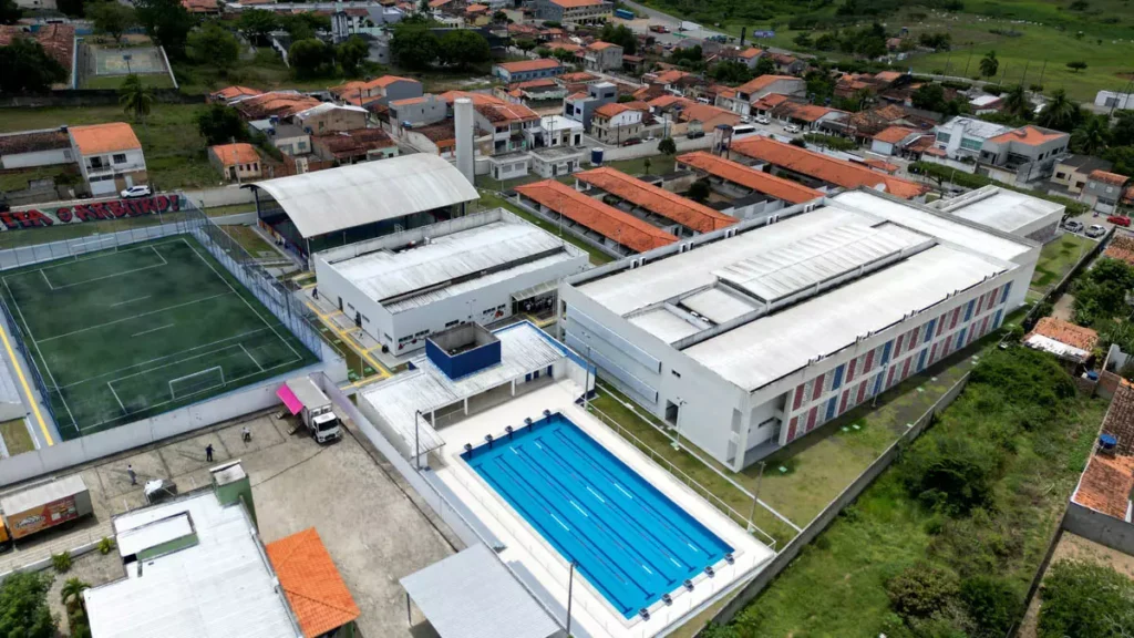 em Inhambupe. Com as intervenções, a unidade passou a contar com 24 novas salas de aula, teatro com 200 lugares,