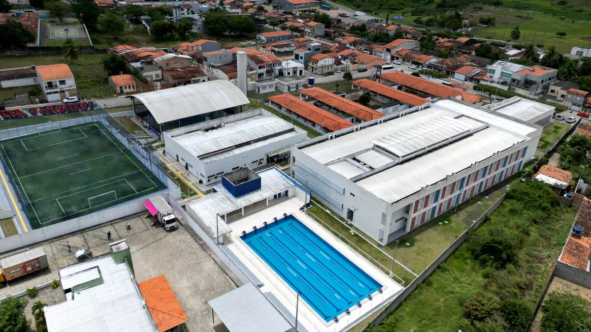 em Inhambupe. Com as intervenções, a unidade passou a contar com 24 novas salas de aula, teatro com 200 lugares,