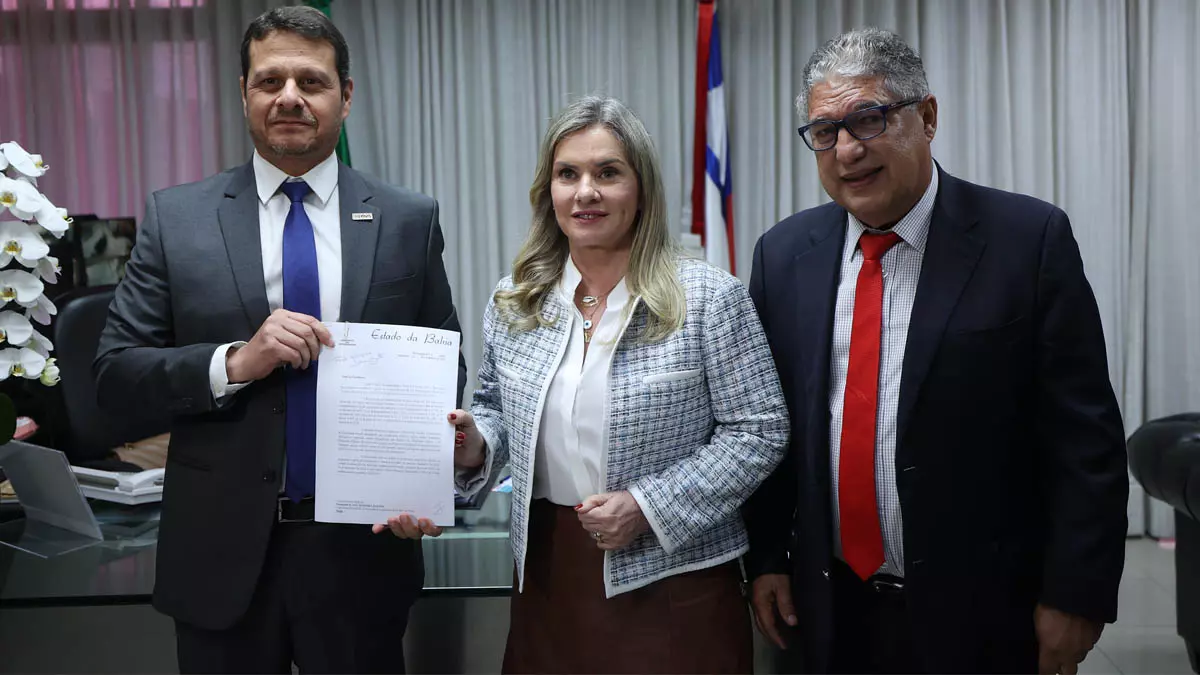 terça-feira (30) pelo secretário do Planejamento (Seplan), Cláudio Peixoto, à presidente da Alba, deputada Ivana Bastos, prevê um orçamento