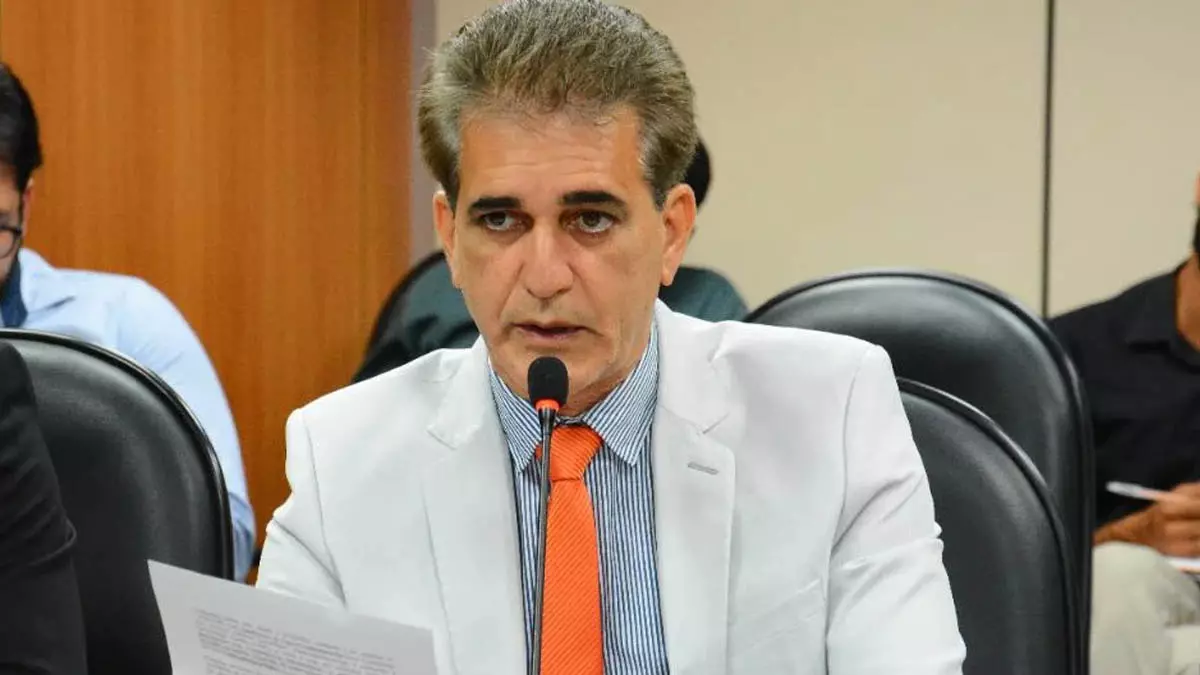 “Legado hídrico? Com esse palavreado difícil, ACM Neto, você está querendo xingar ou enganar o povo, questiona o deputado estadual