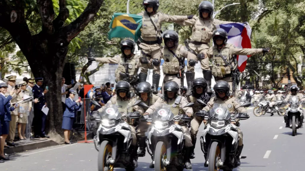 presente na abertura do desfile e participou das tradicionais honras militares, junto a outras autoridades, e do hasteamento das