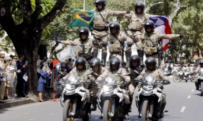 presente na abertura do desfile e participou das tradicionais honras militares, junto a outras autoridades, e do hasteamento das