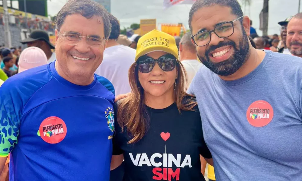 Em ato político organizado pelos movimentos sociais e partidos de esquerda em Feira de Santana, os secretários estaduais Angelo Almeida