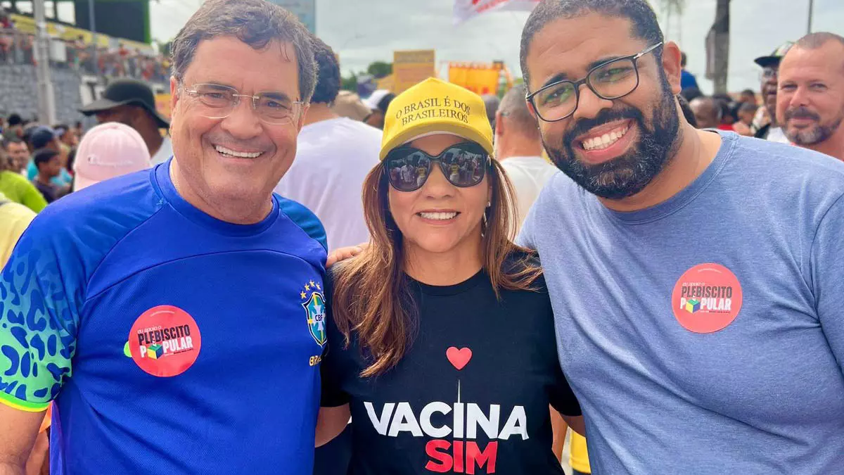 Em ato político organizado pelos movimentos sociais e partidos de esquerda em Feira de Santana, os secretários estaduais Angelo Almeida