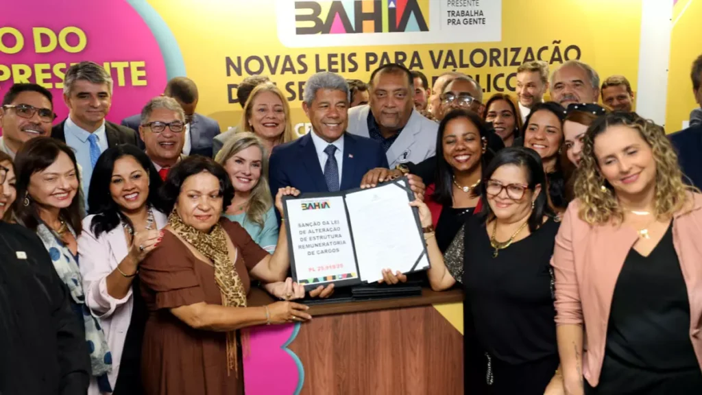 mais de 45 mil servidores públicos estaduais da Bahia. A legislação contempla servidores das áreas de Fiscalização e Regulação,