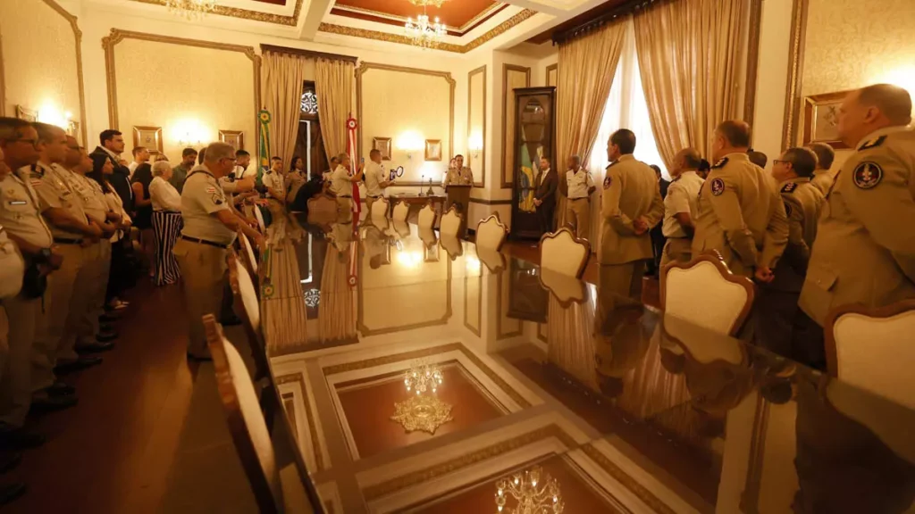 Durante cerimônia de transmissão de cargos, da Polícia Militar da Bahia (PMBA) reuniu sucessores e sucedidos em um momento de