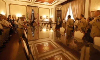 Durante cerimônia de transmissão de cargos, da Polícia Militar da Bahia (PMBA) reuniu sucessores e sucedidos em um momento de