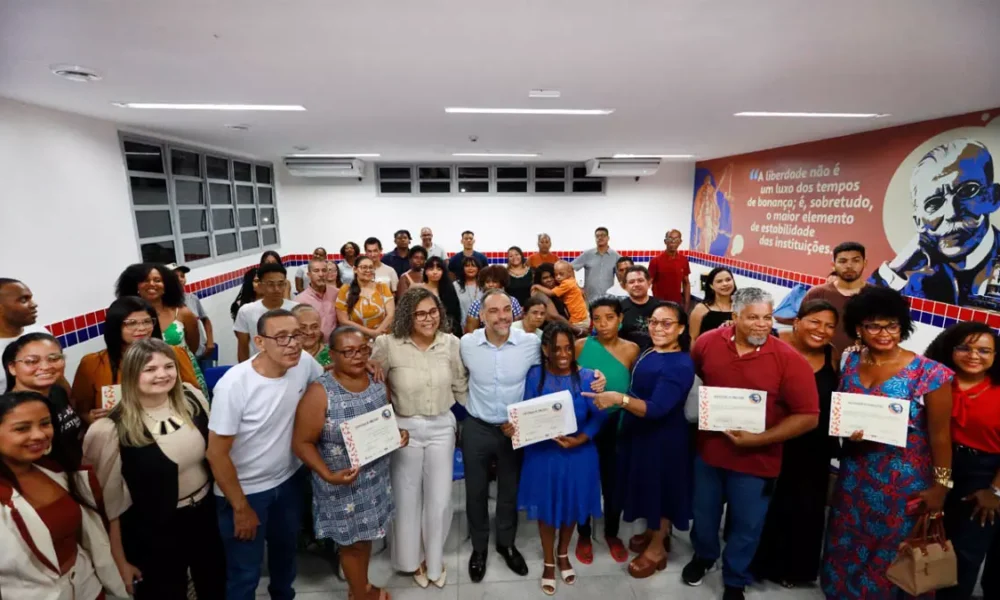 Profissionais de diferentes áreas foram certificados, nesta quinta-feira (18), em Lauro de Freitas, pelo Programa Manuel Querino,