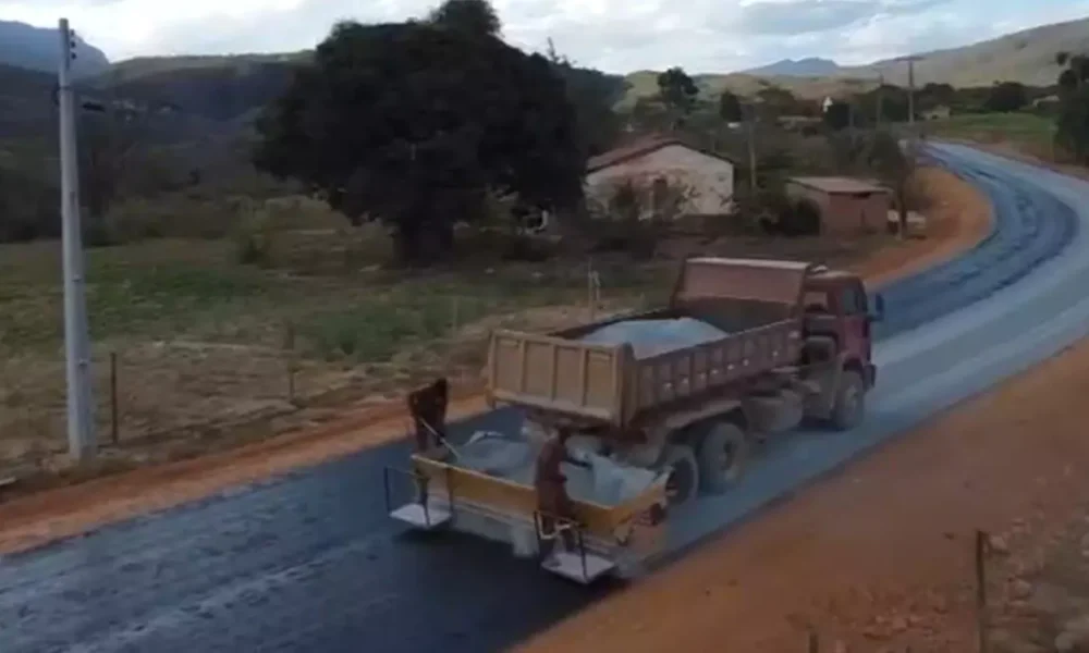 As obras de pavimentação do acesso ao distrito de Catolés, localizado no município de Abaíra, seguem em ritmo acelerado e