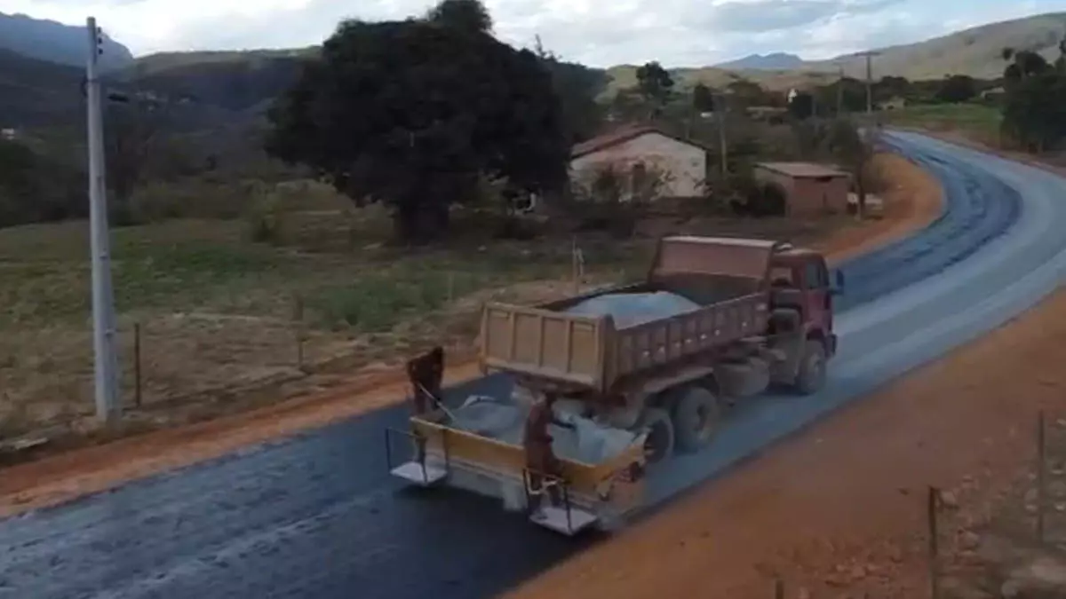 As obras de pavimentação do acesso ao distrito de Catolés, localizado no município de Abaíra, seguem em ritmo acelerado e