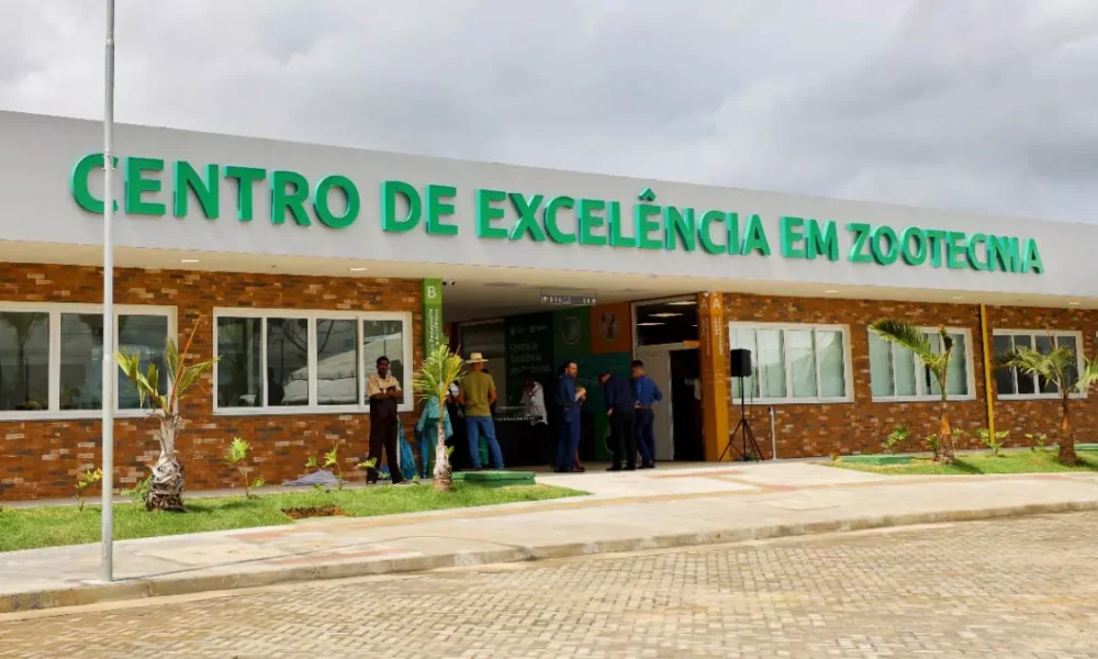 participou, nesta sexta-feira (26), da cerimônia de inauguração do Centro de Excelência em Zootecnia, em Feira de Santana.
