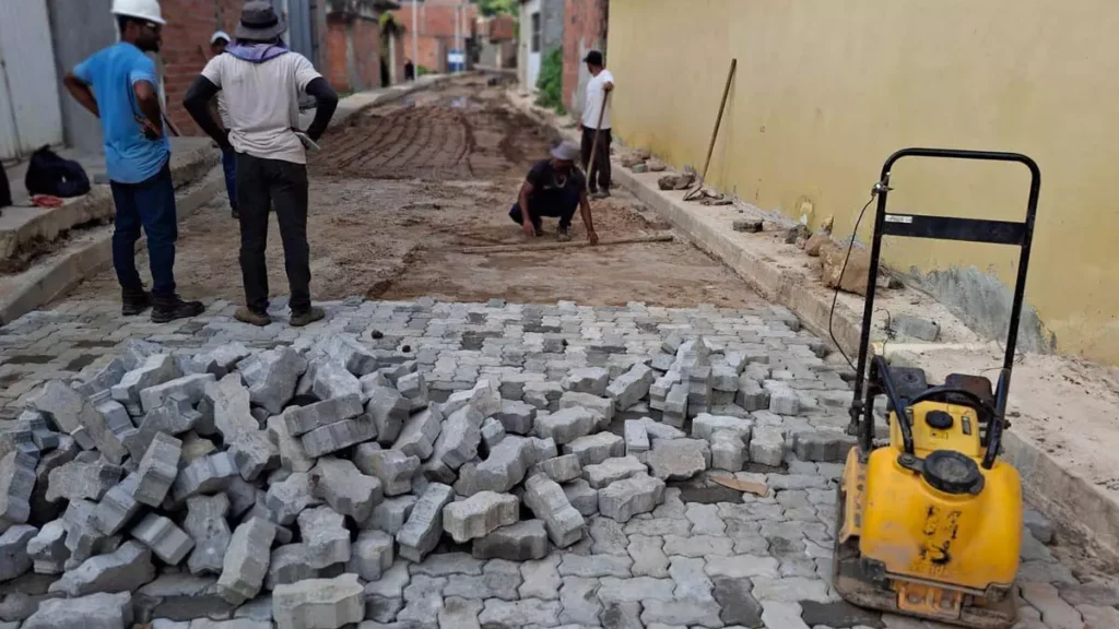 As obras de urbanização no Vale do Paraguari, em Nova Constituinte, Salvador, já alcançam 49,5% de avanço físico e vêm transformando