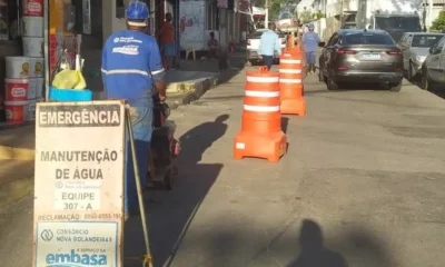 A Embasa acaba de iniciar uma nova frente de trabalho para reforçar o fornecimento de água no bairro de Itapuã, desta vez na rua