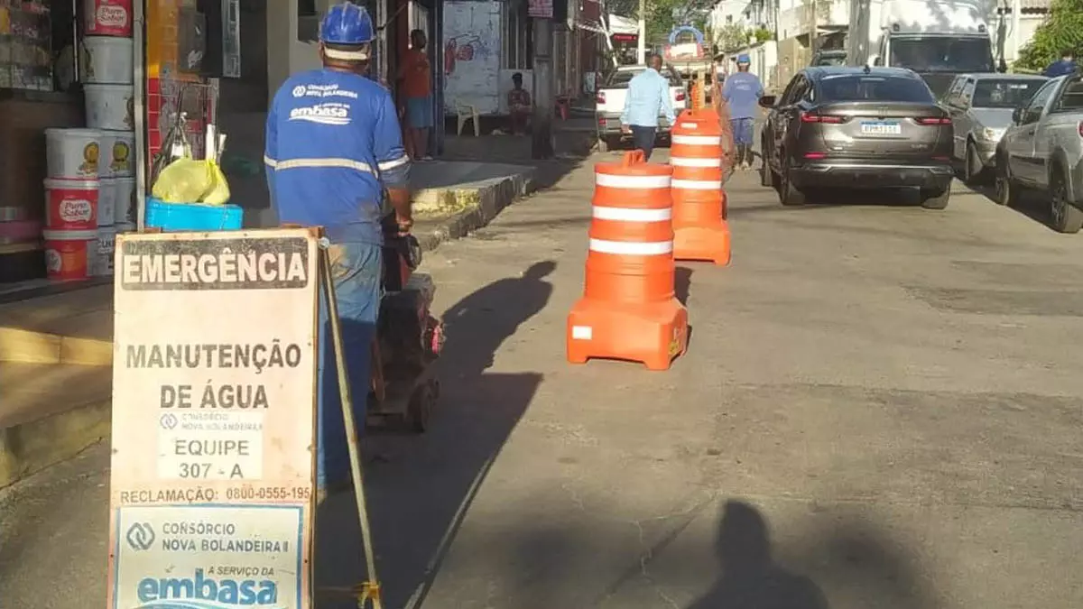 A Embasa acaba de iniciar uma nova frente de trabalho para reforçar o fornecimento de água no bairro de Itapuã, desta vez na rua
