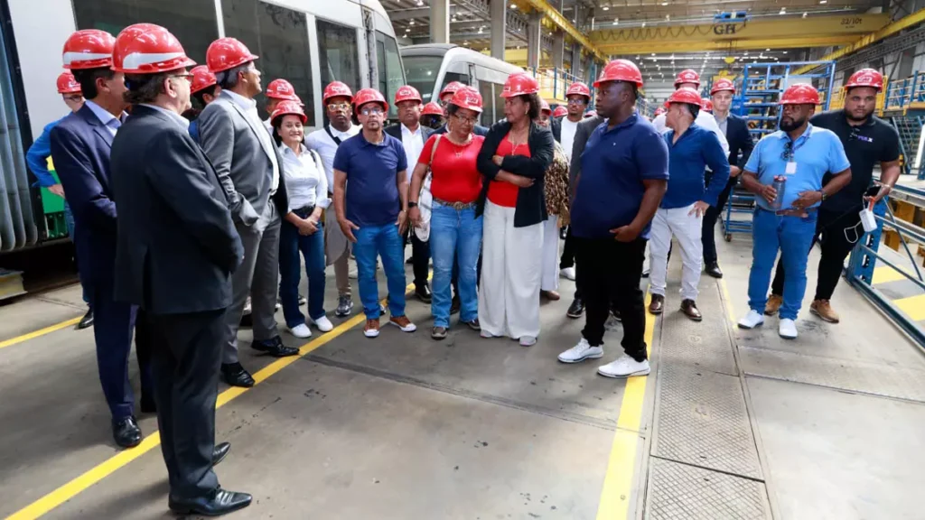 A implantação do Veículo Leve sobre Trilhos (VLT), maior obra de mobilidade urbana em execução no país, com gestão da Companhia